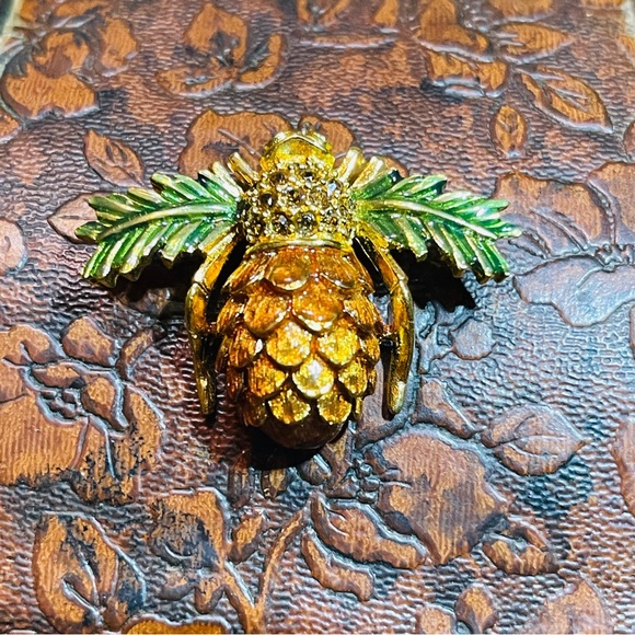 Beautiful RARE Joan Rivers Fall Acorn Bee Pendant! - Picture 10 of 10